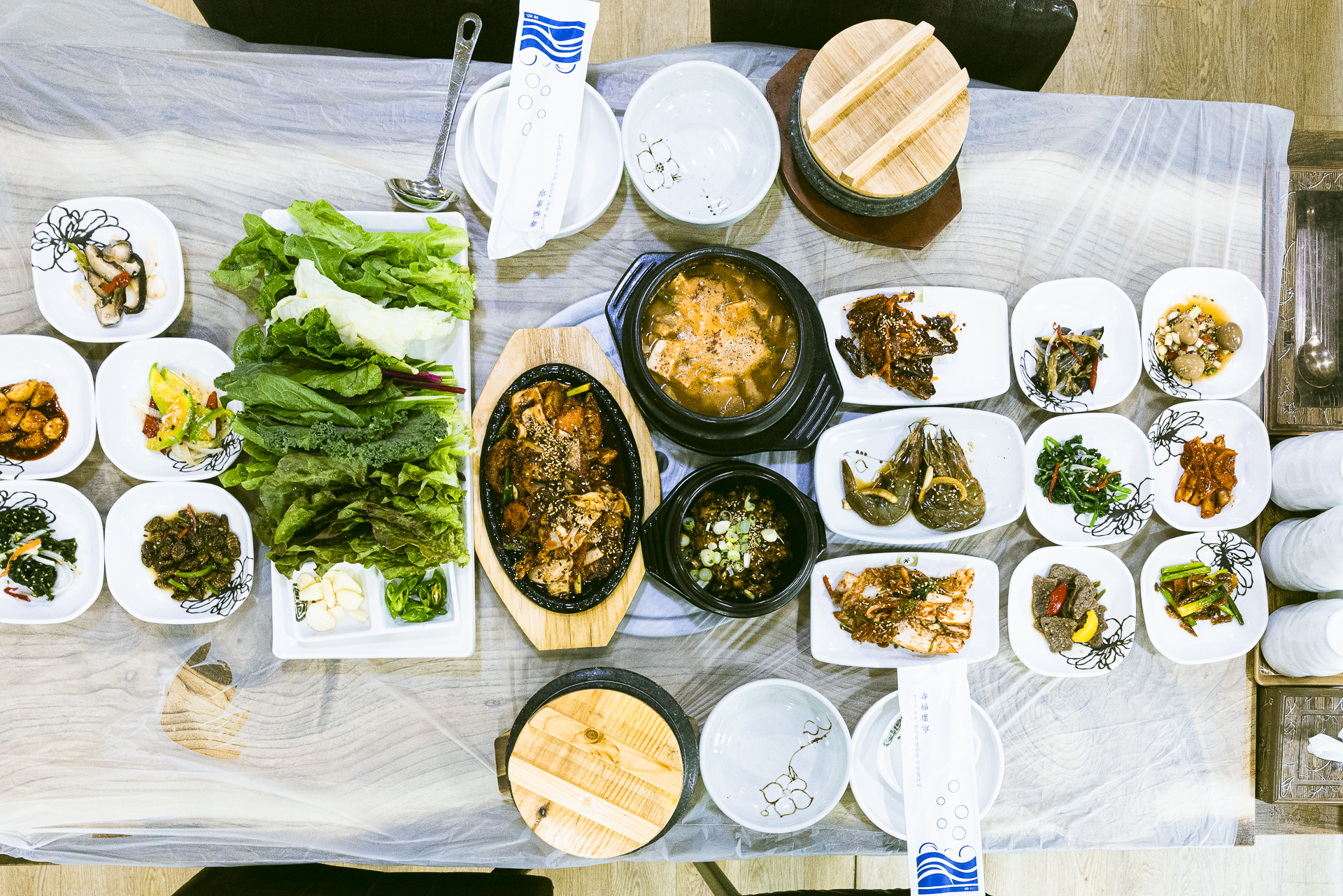 바다쌈밥 상차림 — 싱싱한 쌈과 반찬