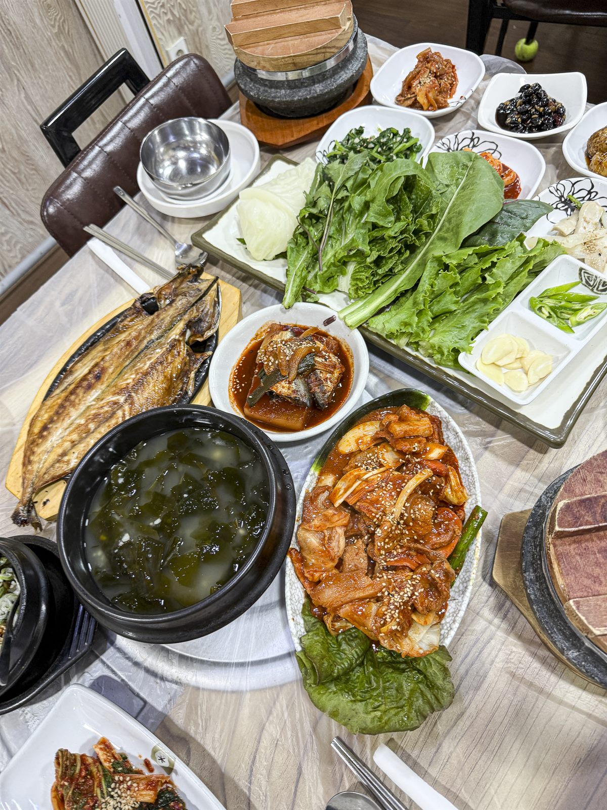 생선구이와 쌈밥 상차림